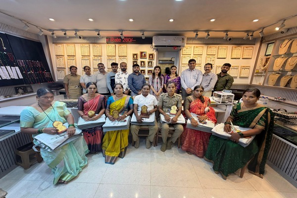 ಶ್ರಮ ಜೀವಿಗಳಿಗೆ ಸೀರೆ ನೀಡಿ ಗೌರವಿಸಿದ ಸುಳ್ಯದ ಹೆಸರಾಂತ ಚಿನ್ನದ ಮಳಿಗೆ