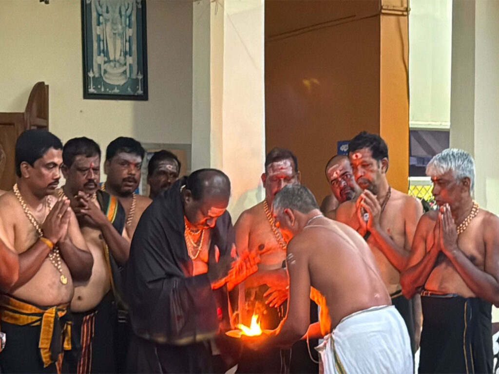 ಕೇಂದ್ರ ಸಚಿವ ಎಚ್.ಡಿ. ಕುಮಾರಸ್ವಾಮಿ ಶಬರಿಮಲೆ ಯಾತ್ರೆ; ಕೊಚ್ಚಿಯಲ್ಲಿ ಅಯ್ಯಪ್ಪ ಮಾಲೆ ಧರಿಸಿದ ಹೆಚ್‌ಡಿಕೆ