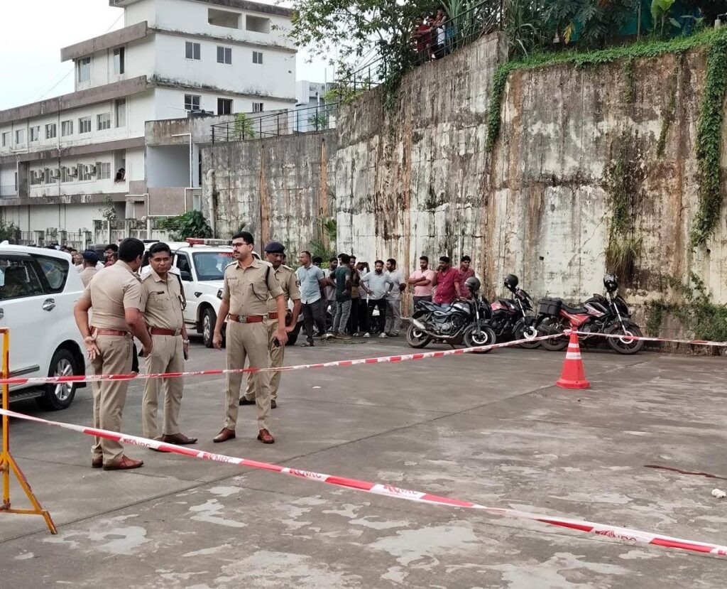 ​ಬಿ.ಸಿ. ರೋಡ್‌ನಲ್ಲಿ ಭೀಕರ ಘಟನೆ: ಬಸ್ ನಿಲ್ದಾಣದಲ್ಲೇ ಯುವತಿಯನ್ನು ಮಚ್ಚಿನಿಂದ ಕೊಚ್ಚಿ ಕೊಂದ ಕಿರಾತಕ!