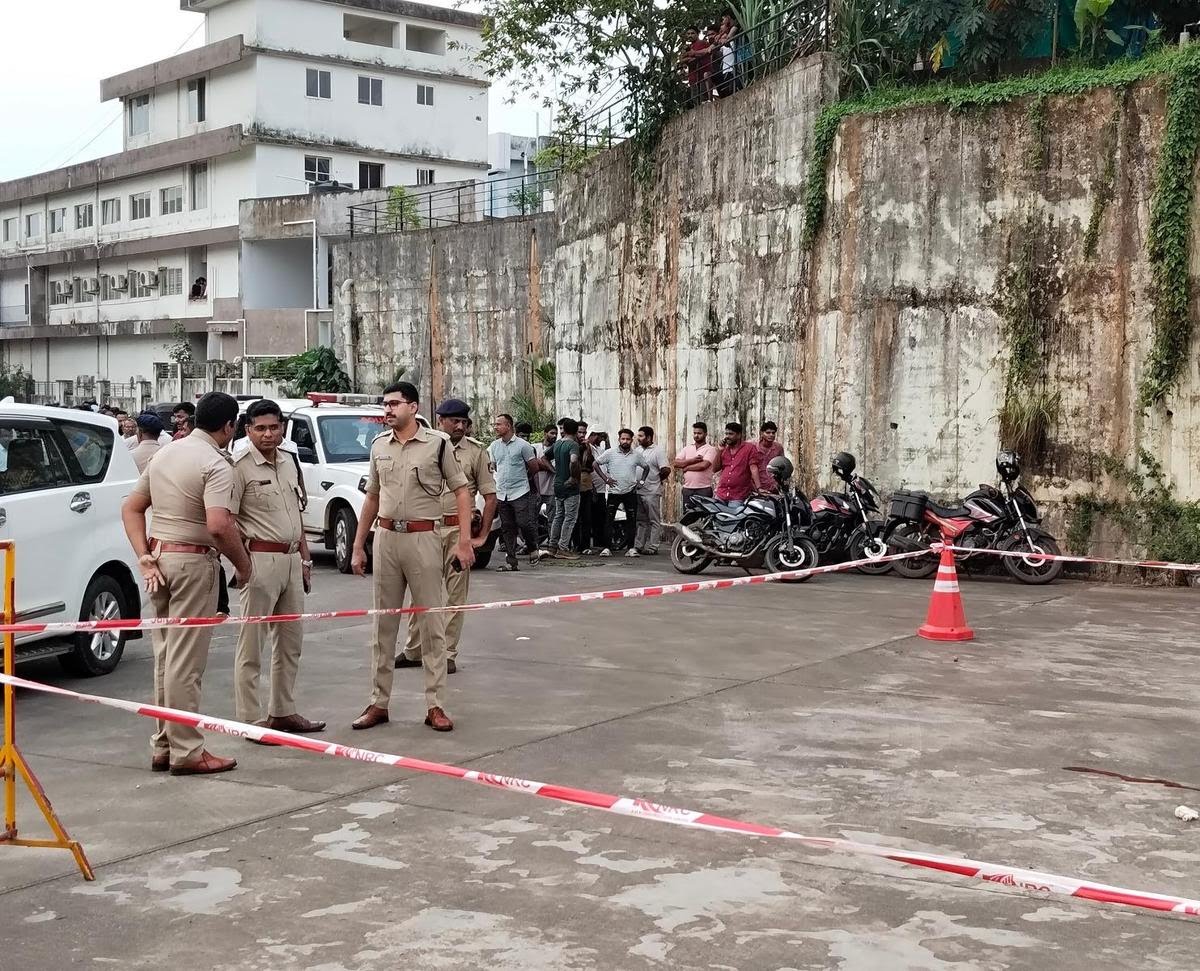 ಬಿ.ಸಿ. ರೋಡ್ನಲ್ಲಿ ಭೀಕರ ಘಟನೆ: ಬಸ್ ನಿಲ್ದಾಣದಲ್ಲೇ ಯುವತಿಯನ್ನು ಮಚ್ಚಿನಿಂದ ಕೊಚ್ಚಿ ಕೊಂದ ಕಿರಾತಕ!